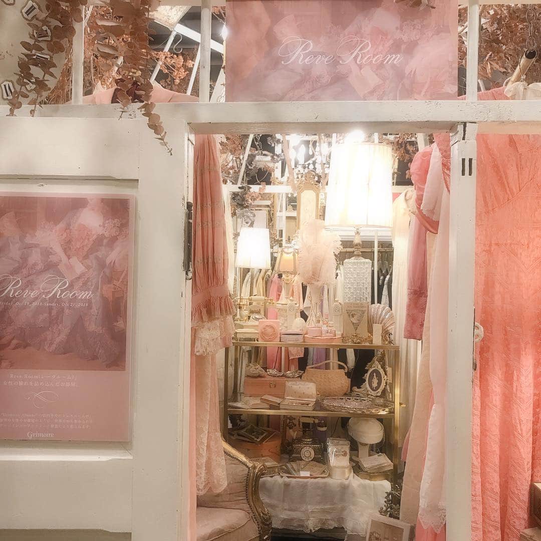 酒元麻衣（まいへー）のインスタグラム：「『Reve Room』設営が先程終了しました❤︎一点もののお洋服や雑貨、antiqueのインテリアに囲まれた特別な空間でお買い物を楽しんで頂ければと思います❤︎明日から三日間よろしくお願い致します❤︎#reveroom#vieuxrosevintage#vintageshop」