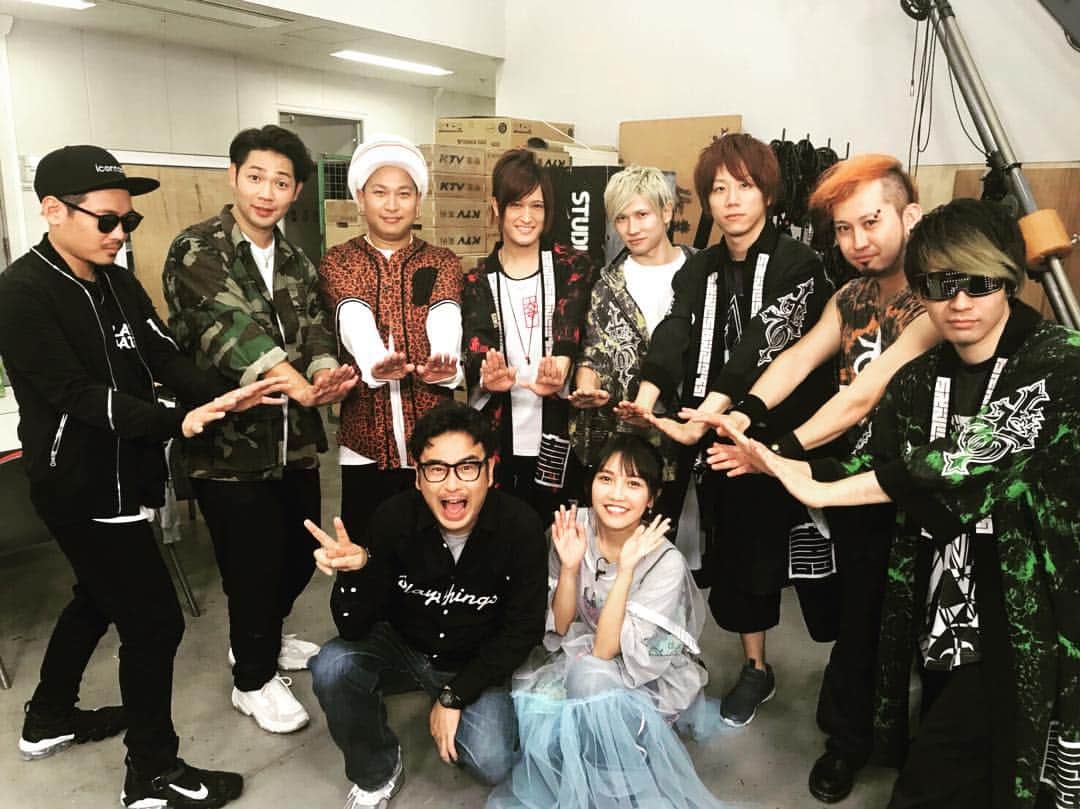 のインスタグラム：「関西テレビ ミュージャックライブ ありがとうございましたー！  いつも来てくれてるやつはもちろん 初見さんにも楽しんでもらえたんちゃうかな😬 お前らのおかげや！ いつもええフロアをありがとうやで🙆‍♀️ #関西テレビ #ミュージャック #司会者2人で暖をとる出演者たち♡ #だってええオーラ出てるんやもん #大阪来月もよろしゅう #うちはcrewもオメでたい♡」