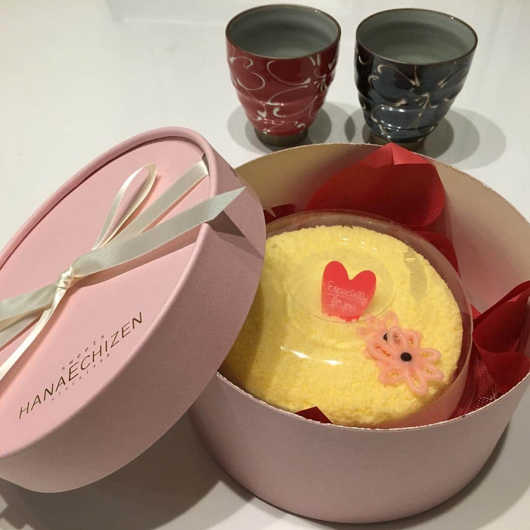 内田美希さんのインスタグラム写真 - (内田美希Instagram)「結婚記念日！  主人が内緒で ケーキを注文しといてくれてた（＾∇＾） チーズケーキ。 美味しかった！  まだ半分あるから明日も堪能できる(〃ω〃) まだまだ3年目の新米夫婦。 これからも仲良くやっていきたいわ☆  #結婚記念日 #結婚記念日ケーキ #結婚記念日3周年 #チーズケーキ」10月18日 22時15分 - miki_uchida