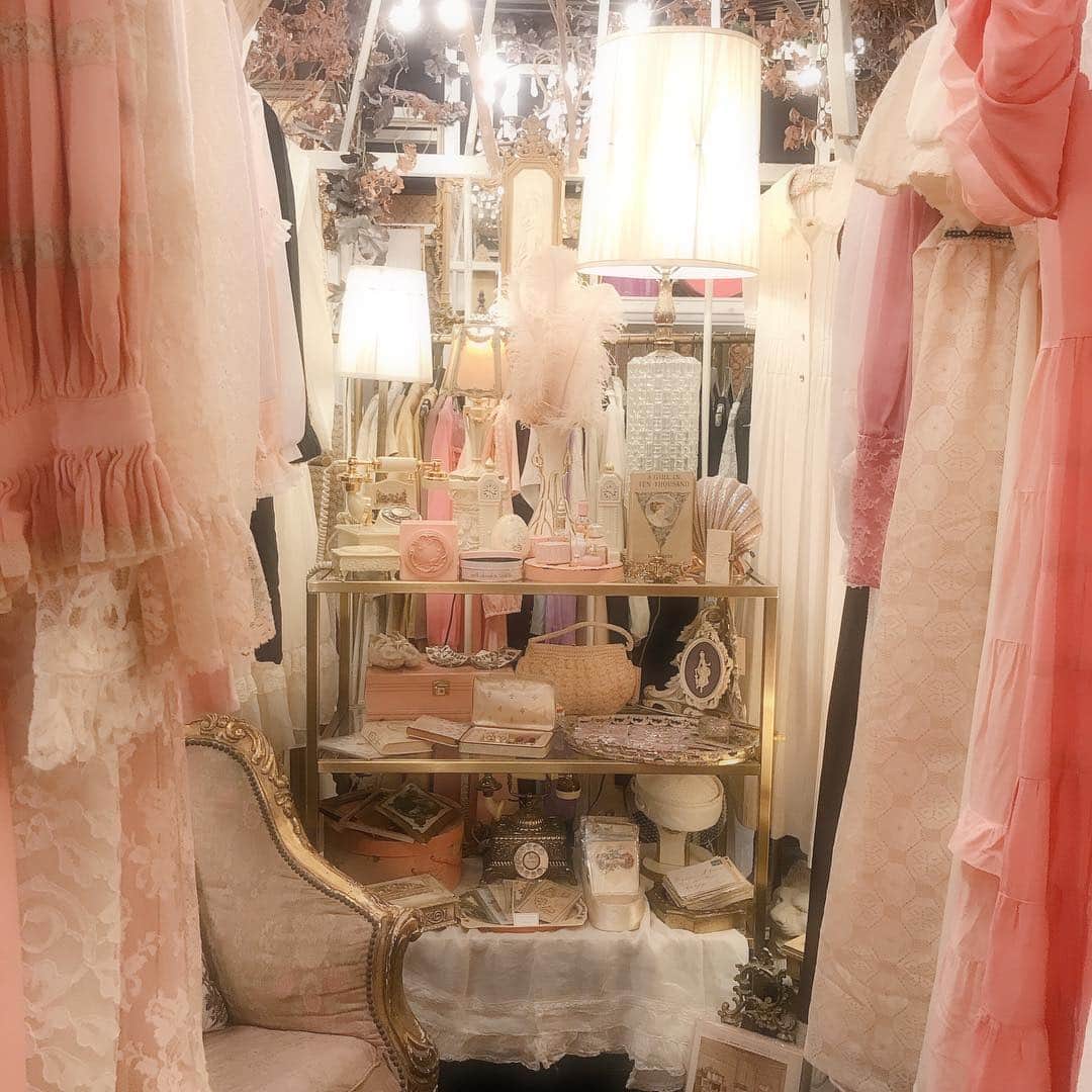 酒元麻衣（まいへー）さんのインスタグラム写真 - (酒元麻衣（まいへー）Instagram)「『Reve Room』設営が先程終了しました❤︎一点もののお洋服や雑貨、antiqueのインテリアに囲まれた特別な空間でお買い物を楽しんで頂ければと思います❤︎明日から三日間よろしくお願い致します❤︎#reveroom#vieuxrosevintage#vintageshop」10月18日 23時22分 - maihee