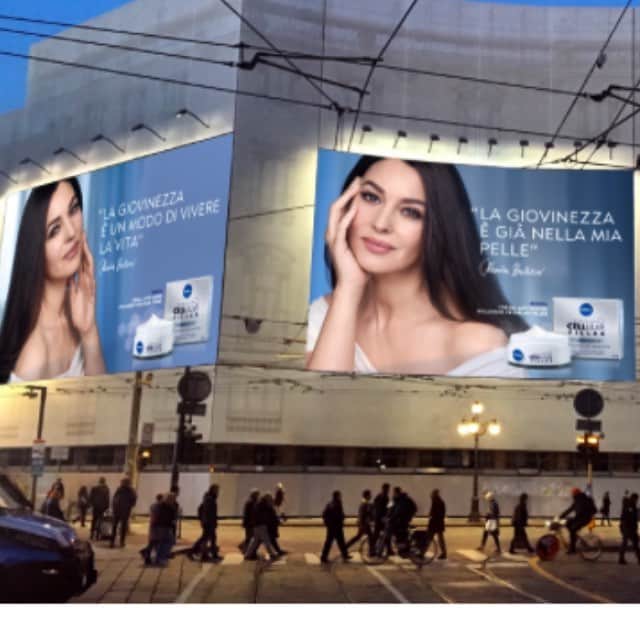 モニカ・ベルッチさんのインスタグラム写真 - (モニカ・ベルッチInstagram)「❤Early morning in Milano... Surprise ! Buongiorno a tutti ! Big posters of Nivea Photo by Bruno Aveillan @brunoaveillan @niveaitalia @nivea_fr @nivea_de  #monicabellucci#brandambassador#nivea#posters#milano#моникабеллуччи#niveaitalia#niveahyaluroncellularfiller#streets#Italy#artofphotography#niveagermany#beiersdorf#brunoaveillan」10月18日 15時04分 - monicabellucciofficiel