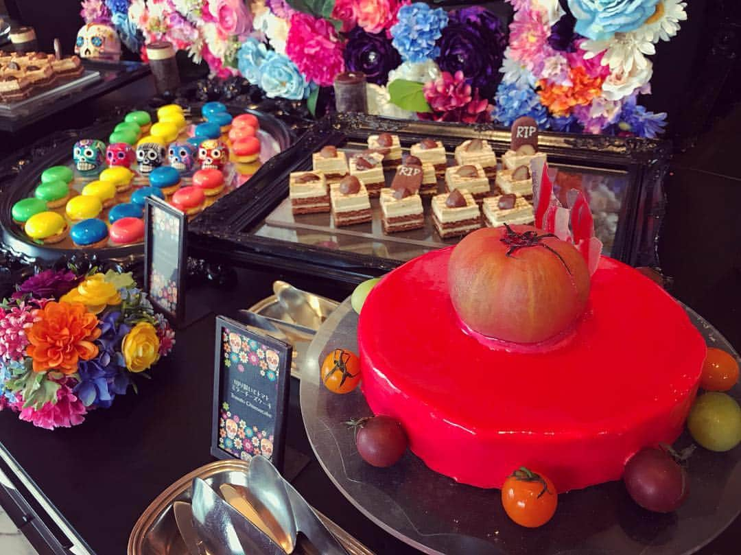 堀みづきさんのインスタグラム写真 - (堀みづきInstagram)「ハロウィンスイーツ🎃🍭🍫 ヒルトンお台場で開催されているスイーツビュッフェに行ってきたよ👻❤️ ビビットな世界観が可愛かった💙💚🧡 #ビビかわハロウィンモンスター #ヒルトン東京お台場 #ヒルトンスイーツ #デザートビュッフェ #PR #スイーツビュッフェ #ビビかわ #ハロウィン」10月18日 15時08分 - mizuki_027