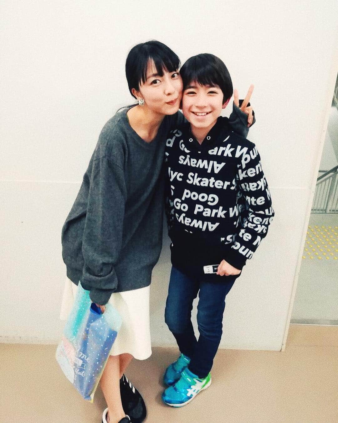 小島梨里杏さんのインスタグラム写真 - (小島梨里杏Instagram)「舞台 #初恋2018 10/15 横浜市磯子区 杉田劇場にお越しくださいました皆様！ありがとうございました☺️✨ . 元てれび戦士のにまが駆けつけてくれましたぁぁ。誰よりもほわ〜て発言も行動も未知で、私と謎のお母さんコントみたいなことして笑ってたのが懐かしい🤣あっという間に大きくなるんだろうなぁ〜て。大人っぽくなってはいたけどにまはにまで、かわいくてかわいくて変わらず大好きだ。 . そしててれび戦士の中ではお姉ちゃんの寧々♡いまからこんなに美人でどうなっちゃうの！？っていつも思う笑🤭素敵な感想まで送ってくれたよ。あったかいものが心に残ったみたいでよかったなぁ、、ありがとう💗 .  #柿澤仁誠 くん  #皆川寧々 ちゃん」10月18日 16時02分 - r_riria