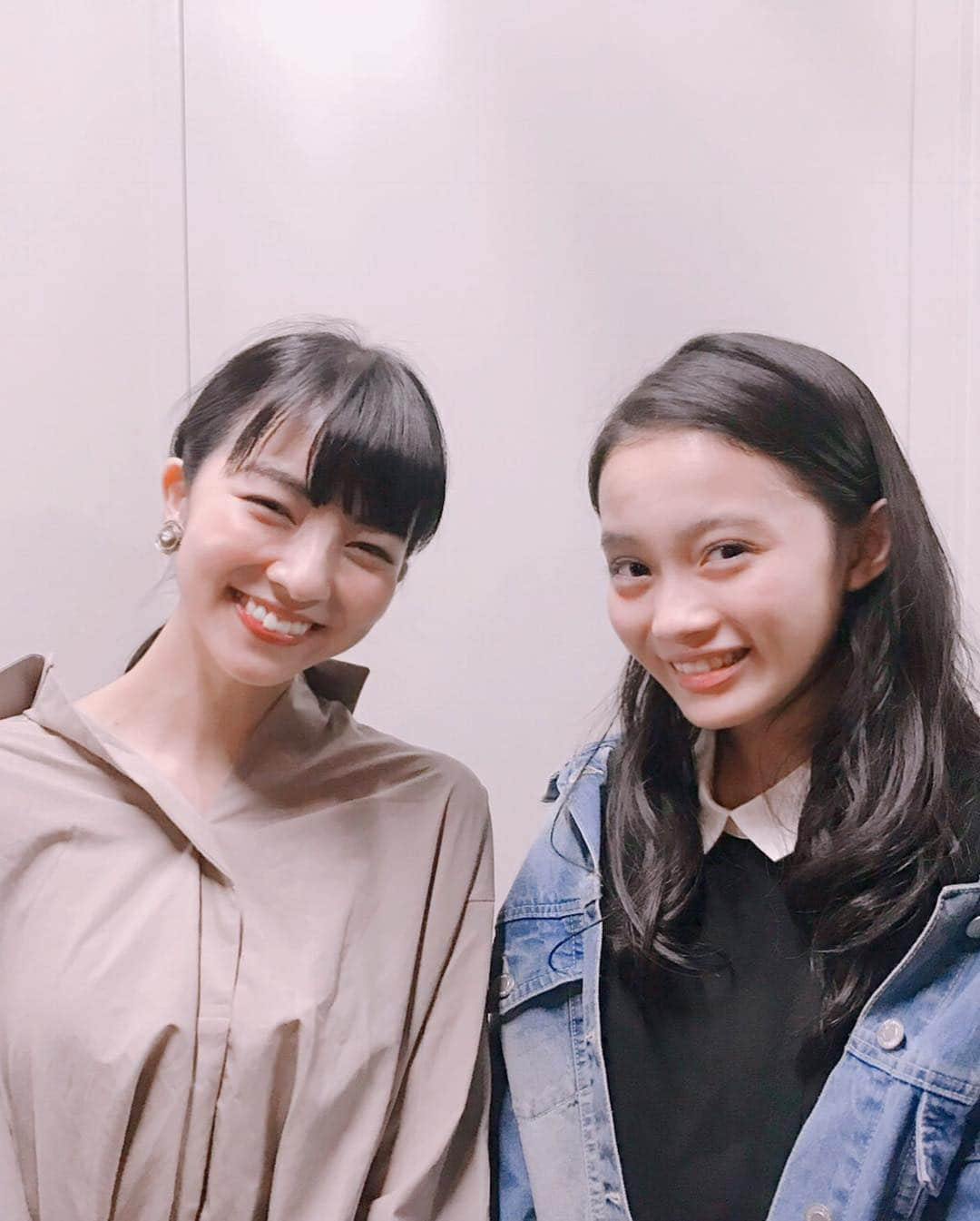 小島梨里杏さんのインスタグラム写真 - (小島梨里杏Instagram)「舞台 #初恋2018 10/15 横浜市磯子区 杉田劇場にお越しくださいました皆様！ありがとうございました☺️✨ . 元てれび戦士のにまが駆けつけてくれましたぁぁ。誰よりもほわ〜て発言も行動も未知で、私と謎のお母さんコントみたいなことして笑ってたのが懐かしい🤣あっという間に大きくなるんだろうなぁ〜て。大人っぽくなってはいたけどにまはにまで、かわいくてかわいくて変わらず大好きだ。 . そしててれび戦士の中ではお姉ちゃんの寧々♡いまからこんなに美人でどうなっちゃうの！？っていつも思う笑🤭素敵な感想まで送ってくれたよ。あったかいものが心に残ったみたいでよかったなぁ、、ありがとう💗 .  #柿澤仁誠 くん  #皆川寧々 ちゃん」10月18日 16時02分 - r_riria