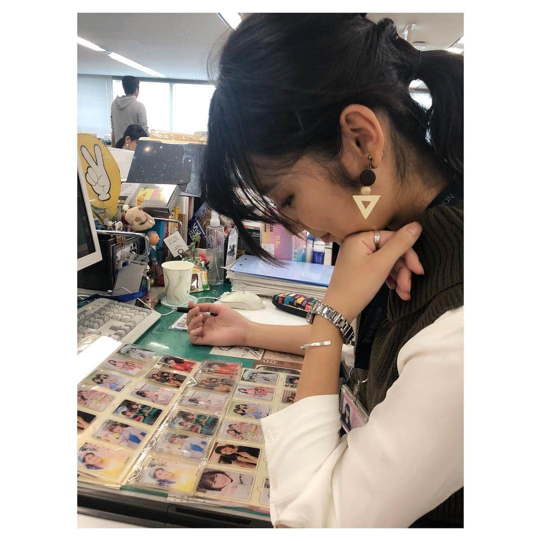 宮司愛海さんのインスタグラム写真 - (宮司愛海Instagram)「2019年フジテレビ女性アナウンサーカレンダー関連グッズ確認作業中の新美P！ 細かな色味のチェックも欠かさない、我らが敏腕プロデューサー👍 こちらの詳細についてはまた後日...✨」10月18日 16時08分 - manami_miyaji