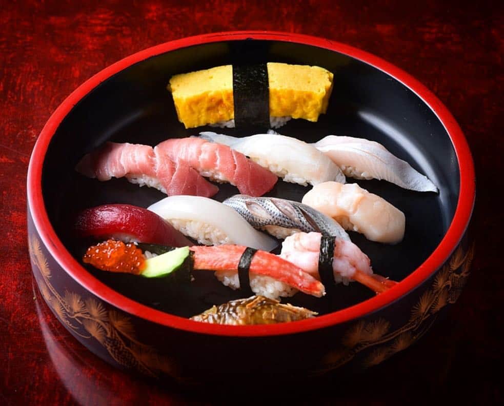 築地江戸銀のインスタグラム：「. 毎朝、築地市場へ足を運び、 選りすぐりの新鮮な魚を仕入れています🐟 . 本格的なお寿司をリーズナブルに お楽しみ頂けます。 . 築地にお越しの際はぜひ一度お立ち寄り下さいませ☺️✨ #築地江戸銀 #江戸銀 #築地 #寿司 #sushi #お寿司 #日本酒 #tsukiji」