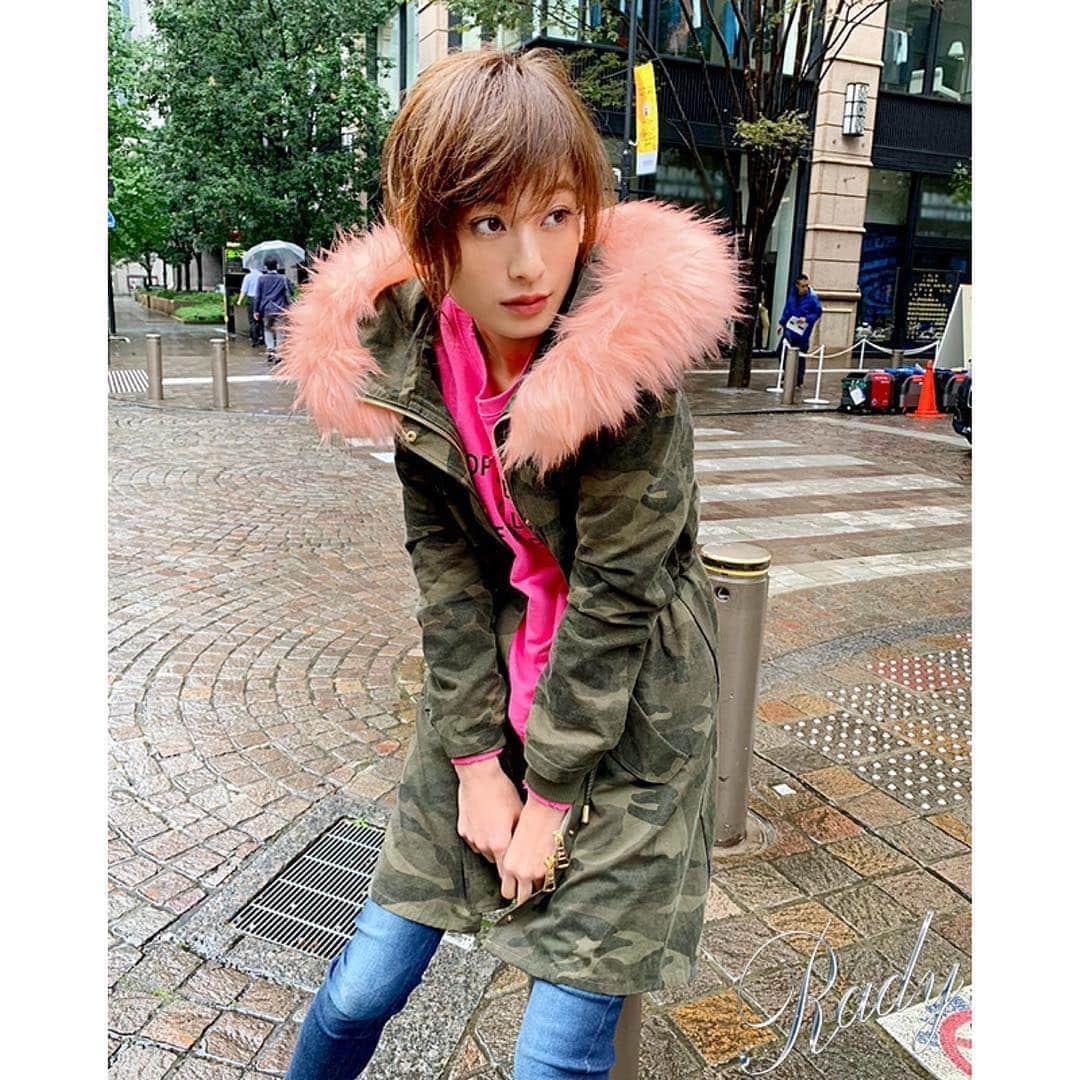 Radyさんのインスタグラム写真 - (RadyInstagram)「. 大好評で完売しました😳❤️❤️ ありがとうございますっ🌈 . さらっと羽織って一気にオシャレできちゃうので ぜひたくさん着てもらえたらうれしいですっ🙈💕💕 . カーキ×オレンジも大人気なので ぜひCHECKしてみてください🤩💚 . . #Rady#あびる優#テールカット#ミリタリー#コート#ファー#ピンクファー#アウター」10月18日 16時45分 - radychan_no_insta