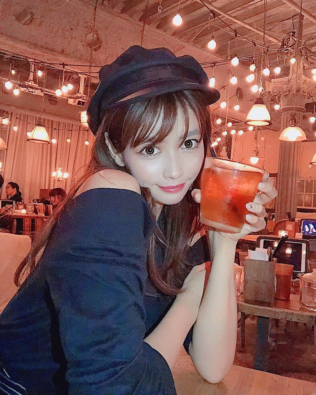 得あゆさんのインスタグラム写真 - (得あゆInstagram)「お茶する？？？🍵☕️ このカフェ好き☕️渋谷 and people みたいな名前でしたっ ・ ・ ・ ・ ・ #渋谷#カフェ#chillout#お洒落#ラプンツェル#お茶#可愛い#綺麗#友達#女子会#帽子#秋#カフェ巡り#ダイエット#癒し#インスタ映え#撮影#写真#ハロウィン#japanesegirl#black#selfie#dinner#autumn#diet#cafe#shibuya#halloween#카페#도쿄」10月18日 17時50分 - tokuayu819