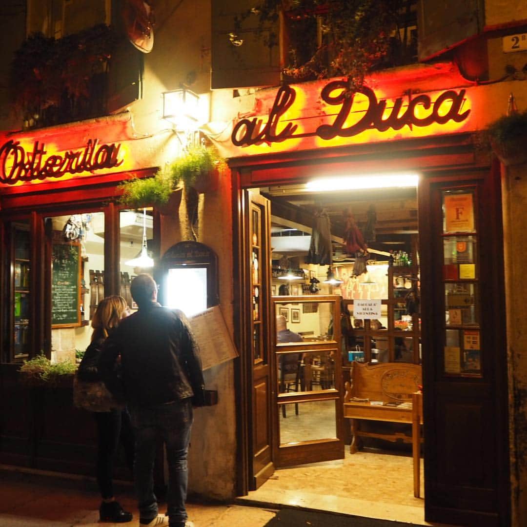 磯部奈央さんのインスタグラム写真 - (磯部奈央Instagram)「ベローナを一望☺︎❤︎ . ベローナの街を一望しました😍 . ふらりと立ち寄ったワインショップにも圧巻😳🍷 . . そして…夜に、Osteria al Ducaで食べた、ビゴリのロバ肉のラグーパスタが、人生で一番おいしいパスタだったのです😭💕 . ベローナに行った際には、ぜひ食べて欲しいくらいにおすすめです😍 . . #italy #🇮🇹 #イタリア #ヨーロッパ #ヨーロッパ旅行 #旅行 #verona #ベローナ」10月18日 17時57分 - nao_isobe729