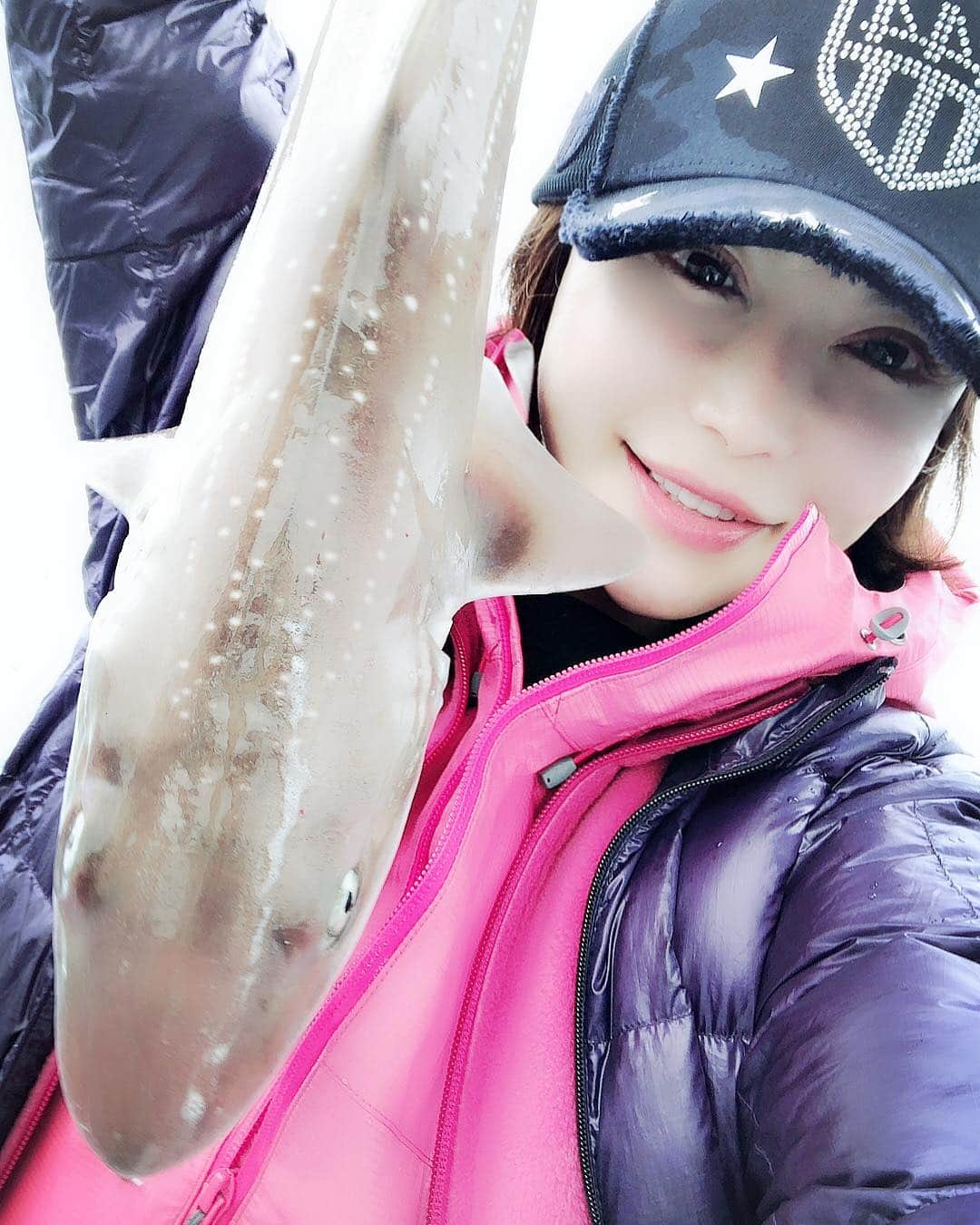 里美ゆりあのインスタグラム：「私が釣ったサメ(゜▽゜) #釣り#楽しい#釣り仲間」