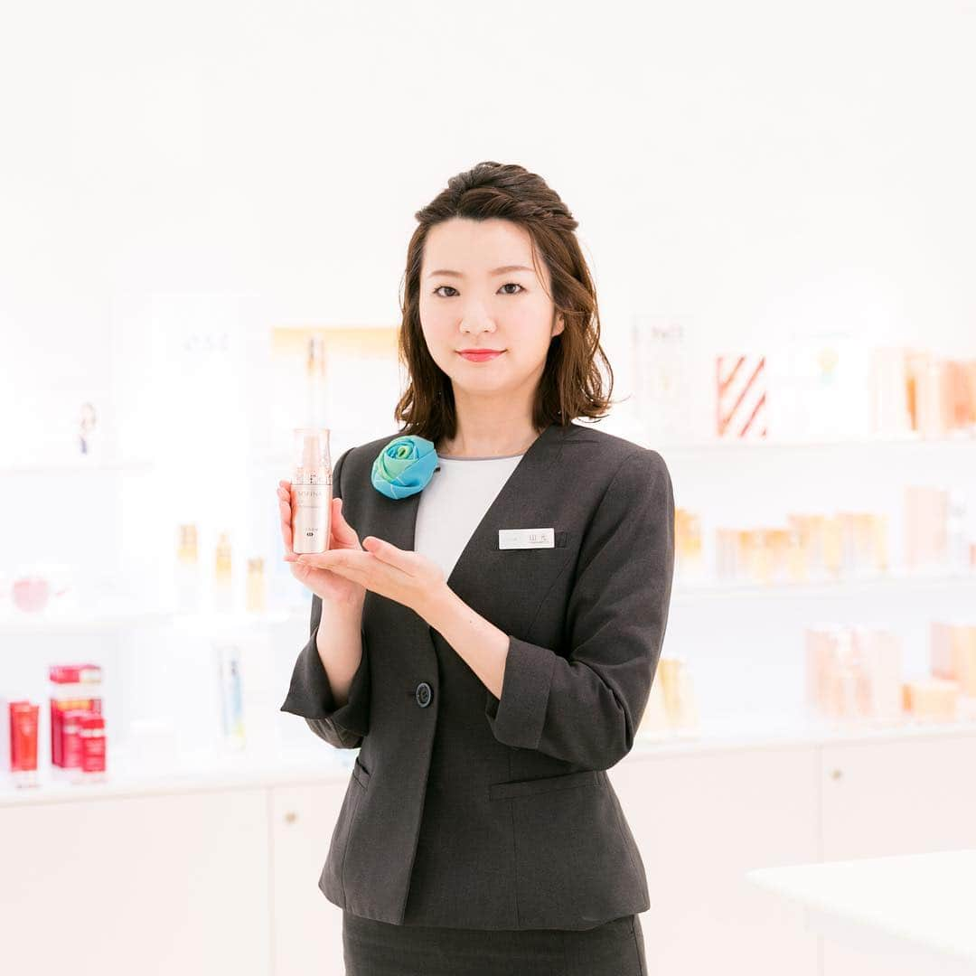 SOFINA Beauty Power Stationさんのインスタグラム写真 - (SOFINA Beauty Power StationInstagram)「＊﻿ 【ビューティアドバイザーのオススメ商品】﻿ #ソフィーナ銀座 ‘Try & Enjoy’Shopのビューティアドバイザーが今の季節にぴったりの、オススメ商品をご案内。﻿ 『私のオススメは【ソフィーナ リフトプロフェッショナル ハリ美容液EX】です！濃厚なのにすーっと肌になじみ、つけた瞬間からもっちり吸いつくような肌感触に。朝晩のお手入れで肌のなめらかさが高まり、ファンデーションのノリも良くなるのを実感しています。なんとなく物足りなさを感じるこの季節にぜひ加えていただきたいアイテムです♡』﻿ （ビューティアドバイザー山元）﻿ ﻿ #ソフィーナ銀座 ‘Try & Enjoy’Shopでもお試しいただけます♪﻿ ﻿ ﻿ #ソフィーナ銀座 #ソフィーナ #SOFINA #花王ソフィーナ #銀座 #銀ブラ #リフトプロフェッショナル #ハリ美容液 #美容  #美活  #乾燥肌  #乾燥肌対策  #保湿ケア  #スキンケア #スキンケア用品 #スキンケアマニア #コスメマニア  #コスメレポ  #お気に入りコスメ  #コスメオタク  #秋コスメ  #コスメ好きさんと繋がりたい  #コスメ好き  #コスメ紹介  #優秀コスメ  #新作コスメ #保湿ケア  #コスメ紹介  #美容部員  #透明感  #美容習慣  #ご褒美day」10月18日 18時56分 - bbk_ginza_jp