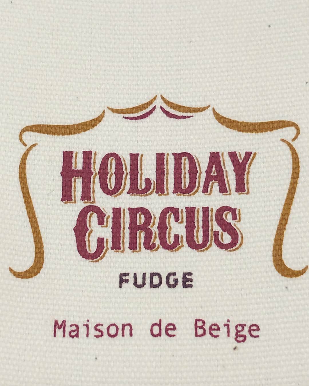Maison de Beigeのインスタグラム：「イベント情報❗️❗️ ◾︎HOLIDAY CIRCUS◾︎ 昨年好評だった、雑誌「FUDGE」によるファッションイベントが今年も開催。 初出展となるメゾンドベージュは、今年のスタッフブルゾンをプロデュース！ イベントで限定販売いたします。 (先着20点) 当日お買い上げの方にはその場で刺繍サービスをプレゼント！  日時:2018.10.20〜21 1日目12:00〜20:00 2日目11:00〜19:00 場所:天王洲キャナルイースト  #holidaycircus #fudge #mensfudge #onkul #kiitos  #maisondebeige #event #fashion #fashionista #fashionblogger#mb」