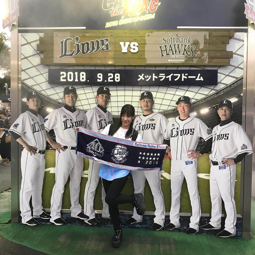 スカパー！プロ野球さんのインスタグラム写真 - (スカパー！プロ野球Instagram)「. スカパー！プロ野球インスタ中の人です。 第17弾は#スカパー特派員ほっしー の応援レポート②をお届けします。 . ライオンズグッズは、ドーム内でも買えますよ！応援に欠かせないツインスティックバット♪裏には I believe lions.の文字が！ . ライオンズの応援はフラッグを使います( ˆoˆ )/応援歌に合わせて一斉に揺れるフラッグはとってもきれい！ . またまた選手のプロデュースグルメのご紹介です！#松井稼頭央 選手のガーリックシュリンプライス！いただきまーす❤️ . ラッキーセブンにはやっぱりジェット風船！！応援歌の#吠えろライオンズ にあわせて飛ばします♪ . 選手の等身大パネル発見です〜〜間に入って記念撮影♪ 本物の選手に囲まれているみたい(о´∀`о)ドキドキ . . . . #プロ野球 #baseball #スカパープロ野球インスタ中の人 #スカパープロ野球インスタ特派員 #野球女子 #野球好きな人と繋がりたい #埼玉西武ライオンズ #西武ライオンズ #西武 #lions #seibulions #西武ドーム #メットライフドーム #クライマックスシリーズ #スカッピー #野球観戦 #野球観戦楽しい #もっと野球観戦の楽しさを知ってもらいたい」10月18日 19時03分 - sptv_baseball