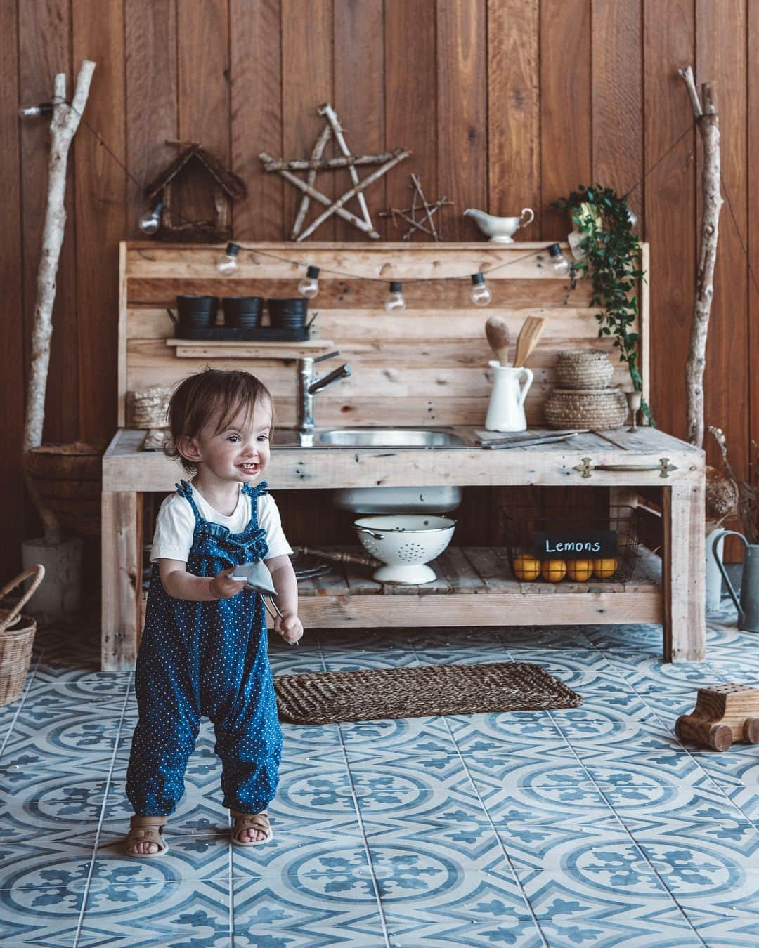 ジェシカ・スタインのインスタグラム：「Most days I think that if Ru could get any happier she might just burst 💕 Playing with her besties in the @templefarmhouse_byron mud kitchen 🍋」