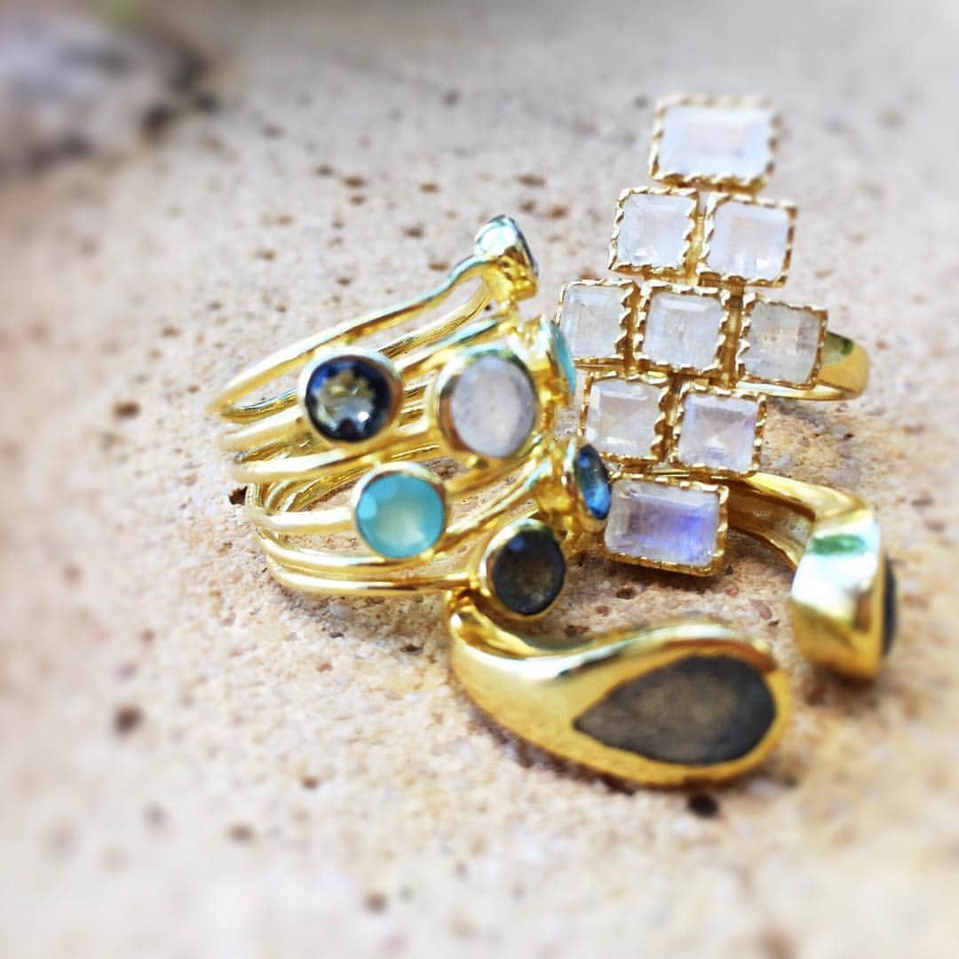 アズニさんのインスタグラム写真 - (アズニInstagram)「Pile it on with Athena gemstone rings! Perfect stacking partners.👉online now: shop Rings  #stackingrings #ringstacks #gemstonerings #ringstyle #ringchic #meghanmarklering #meghansstyle #meghanmarklestyle #duchessofsussex #meghanandharry #premiereclasse #whosnext #azuni」10月18日 19時52分 - azunilondon