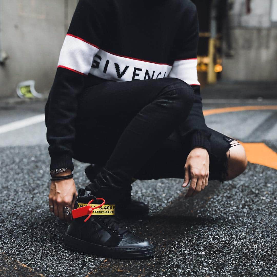 のインスタグラム：「. . . Recommend Item --- 今年らしい足元を作るボリュームスニーカー。 @off____white のレザーハイトップスニーカーは、一足持っておけばスタイリングの幅がぐっと広がる間違いない一足だ。 --- . . . . . #サカゼン #sakazen #sakazen_import #メンズファッション #メンズコーデ #メンズコーディネート #メンズスタイル #ストリートファッション #ストリート系ファッション #ストリート系男子 #ouffits #mensfashion #streetsylefashion #styleformen #ouffits #mensstreetfashion #streetwears #mensstreetwears #givenchy #offwhite #offwhitetokyo #offwhitesneakers #sneakerlove #sneakergallary #スニーカー #スニーカーマニア #スニーカー男子 #オフホワイト #ラグジュアリーストリート #足元倶楽部」