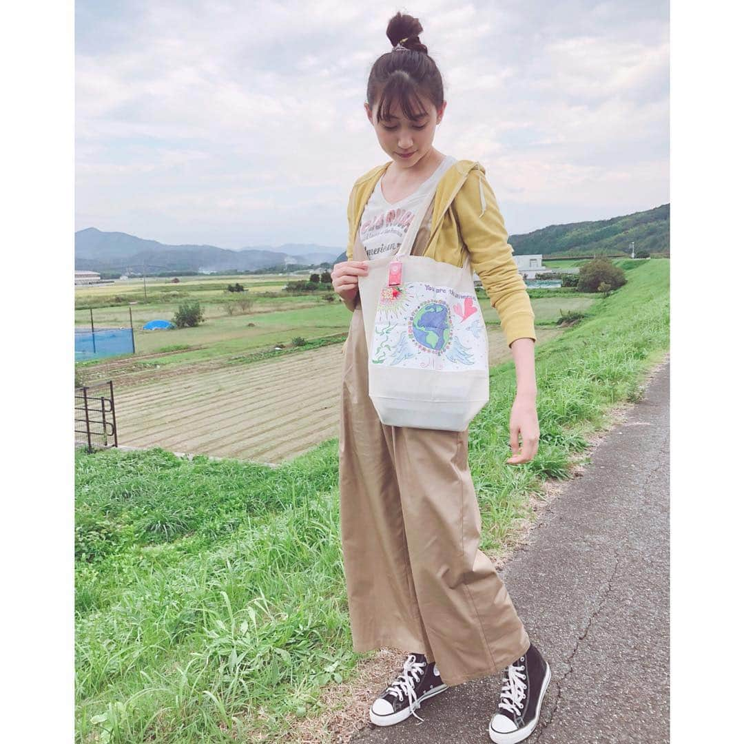 大野いとさんのインスタグラム写真 - (大野いとInstagram)「🍡 今日はヘビロテアイテムです☺️🌹 いつも元気をもらっている吉村リナちゃんがデザインされたトートバッグです😊❤️ 地球の絵がとてもキュートで、リナさんがいつも表現されている世界がとても好きです。 #吉村リナ さん #トートバッグ #絵はがきも注文したいな😌」10月18日 20時39分 - ohno_ito