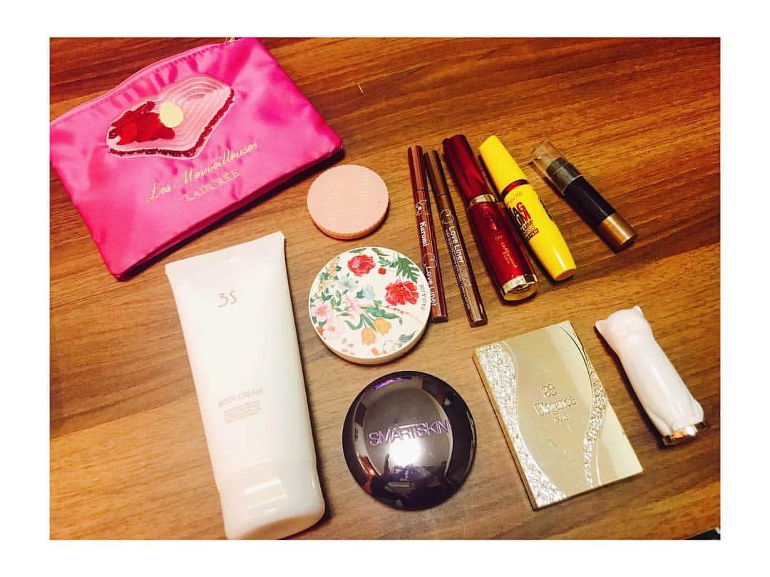 赤谷奈緒子のインスタグラム：「ずっと愛用中なこの子たち💕☺️ . #引き締め効果のある #3sbodycream  #コスメ #ポール&ジョー #PAUL&JOE #SMARTSKIN #elegance #猫ちゃんの #ポール&ジョーのリップスティックも #本当可愛い😳💕」