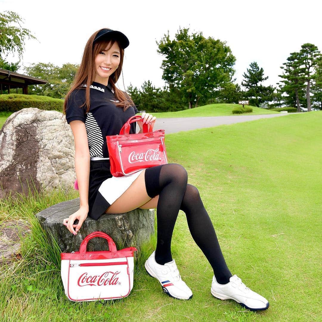 美波千夏さんのインスタグラム写真 - (美波千夏Instagram)「私が毎日飲んでるコカ・コーラ❤️のポーチをご紹介します🙌 バッグの内側のCoke柄がかわいい✨底面には500mlのペットボトルがすっぽりと収納できる保冷・保温ポケットがあるのでゴルフで大活躍♪ カラーは赤と白の2色展開で、価格は4999円です🙌 @cocacola_japan 公式サイト https://www.cocacola.jp/ . . . . @golftoday_birdies #コカコーラ #GTバーディーズ  #ゴルフトゥデイ #ゴルフ #golf #instagolf  #ゴルフ女子 #golfer #golfgirl #golflife  #PR #ladiesgolf #golfstagram  #lovegolf #⛳️ #高尔夫球 #골프  #ゴルフコーデ #アルチビオ」10月18日 21時10分 - chinatsu_minami