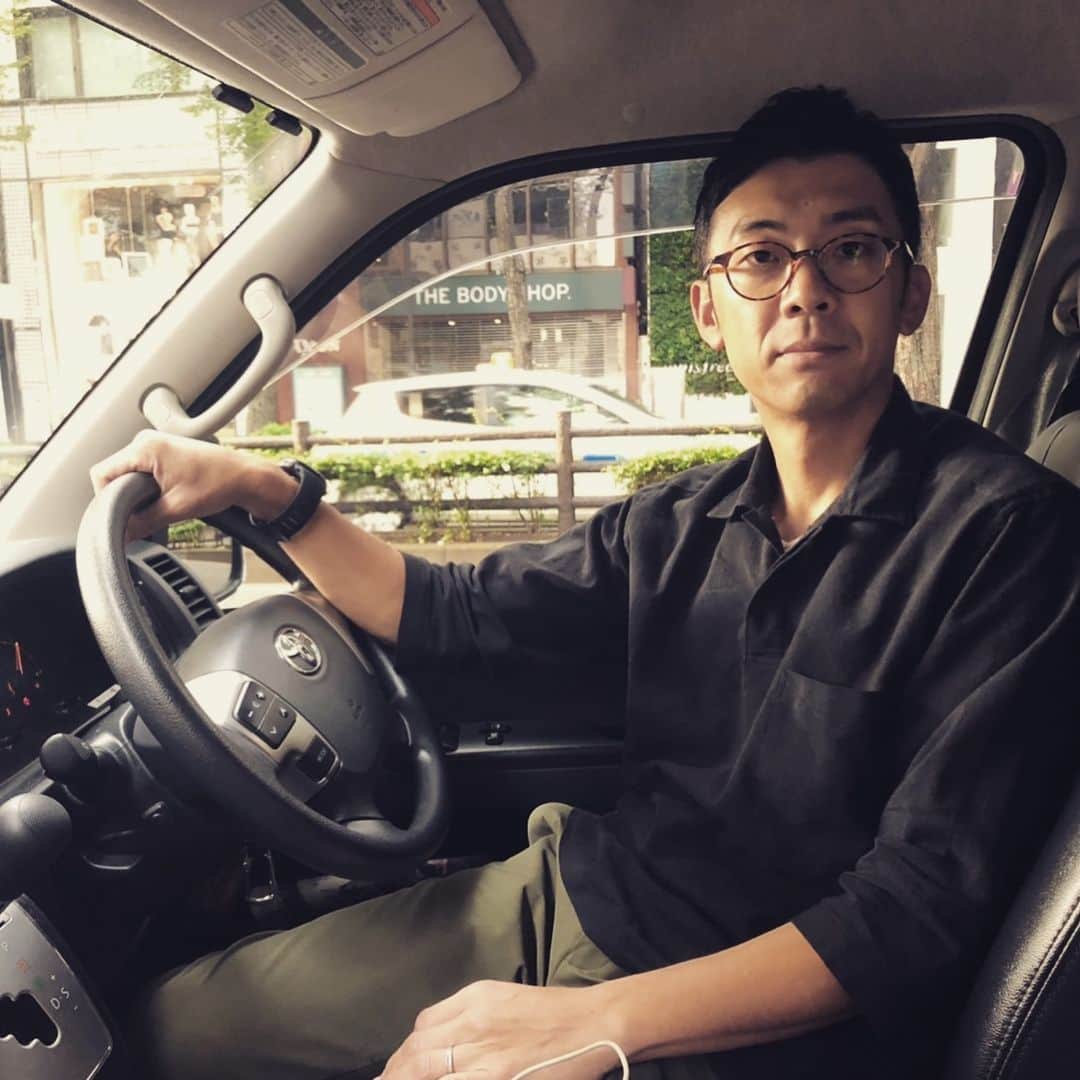 木村卓寛さんのインスタグラム写真 - (木村卓寛Instagram)「乗ってるでー。 見つけてやー。 #ハンドルくん #ロケバスは朝が早い #もう待機 #ZIP」10月19日 7時55分 - tenshinkimura