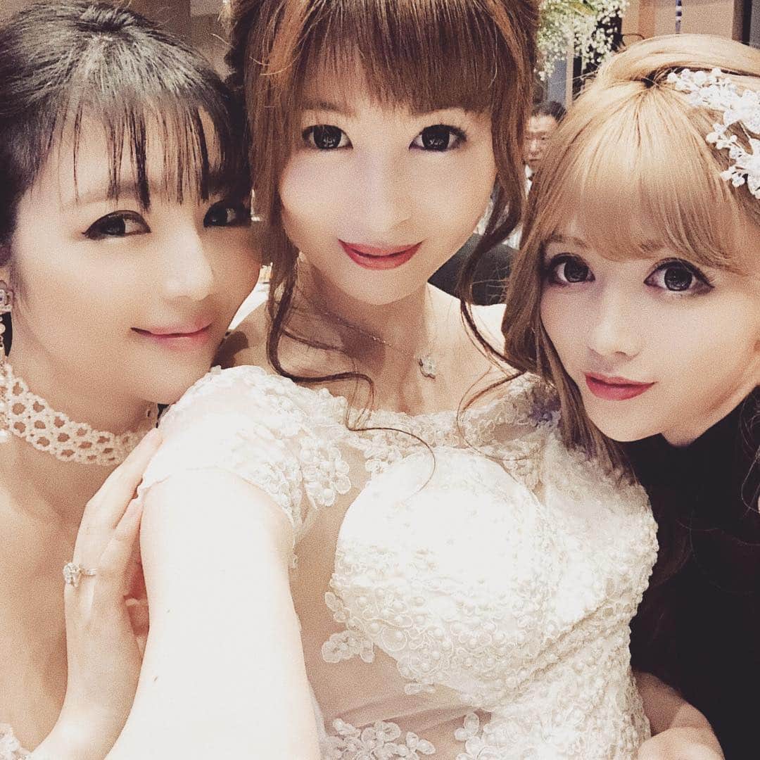のインスタグラム：「デヴィ夫人のpartyに行って来たよ💓  #森下悠里 ちゃん #武藤静香 ちゃん #2人とも美女過ぎる🌟 #大好きな2人❤️」