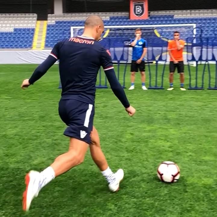 ギョクハン・インレルのインスタグラム：「Scoring top corners only with @moalifc ⚽🔥 Left foot or right foot doesn’t matter 😉 Filming by @zeyumwang Sağ ya da sol ayak... farketmez 👊🏽😉#G88 @433 #433 #gokhaninler」