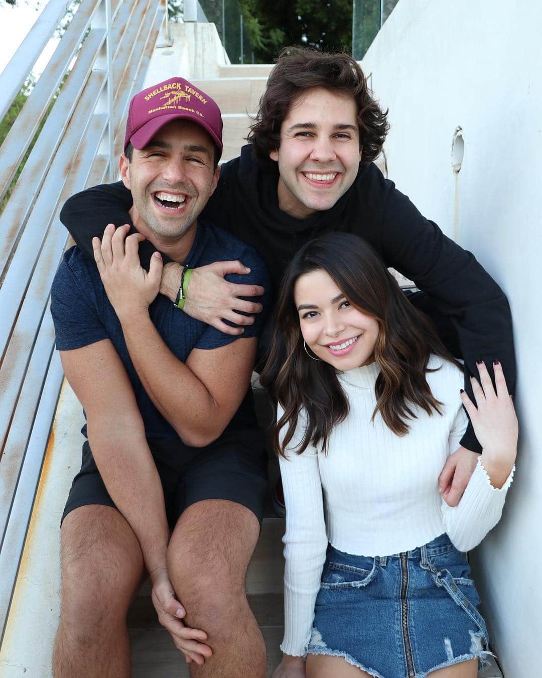 ミランダ・コスグローヴのインスタグラム：「Got to see an old boob and make a new friend yesterday! @shuapeck @daviddobrik」