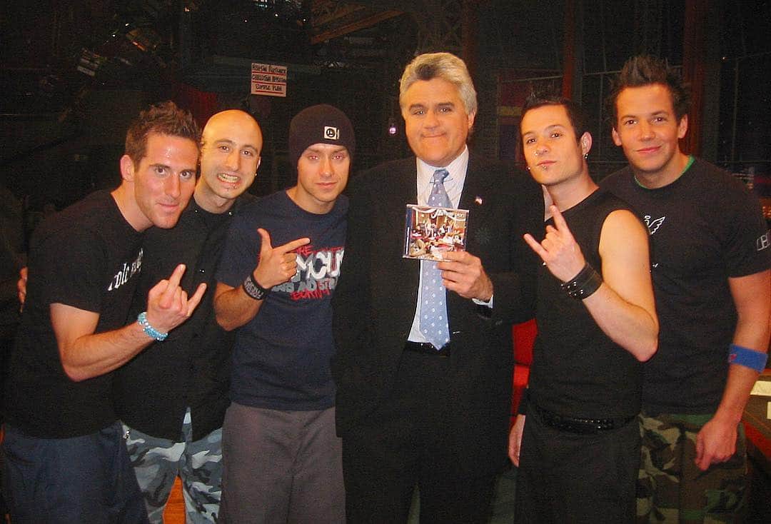 Simple Planさんのインスタグラム写真 - (Simple PlanInstagram)「#tbt to 2003 and playing The Tonight Show with Jay Leno before it became @fallontonight 😳😳😳 📸: @patricklanglois」10月19日 6時57分 - simpleplan
