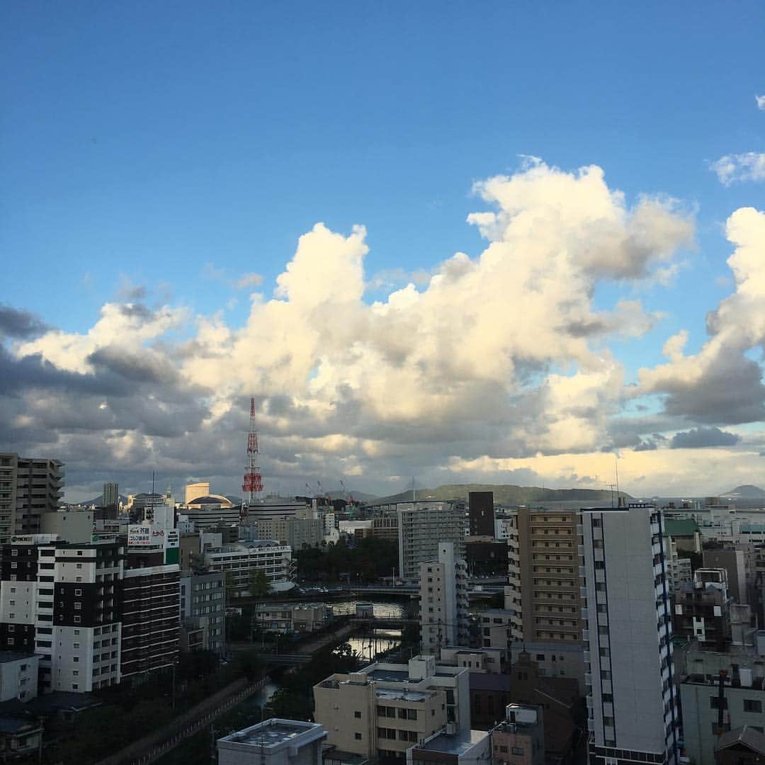 高岡早紀 さんのインスタグラム写真 - (高岡早紀 Instagram)「おはよ。 カーテンを開けたら、いっぱいの雲。。 いつもと違う感じがした。 #ふくおか #博多座」10月19日 7時01分 - saki_takaoka