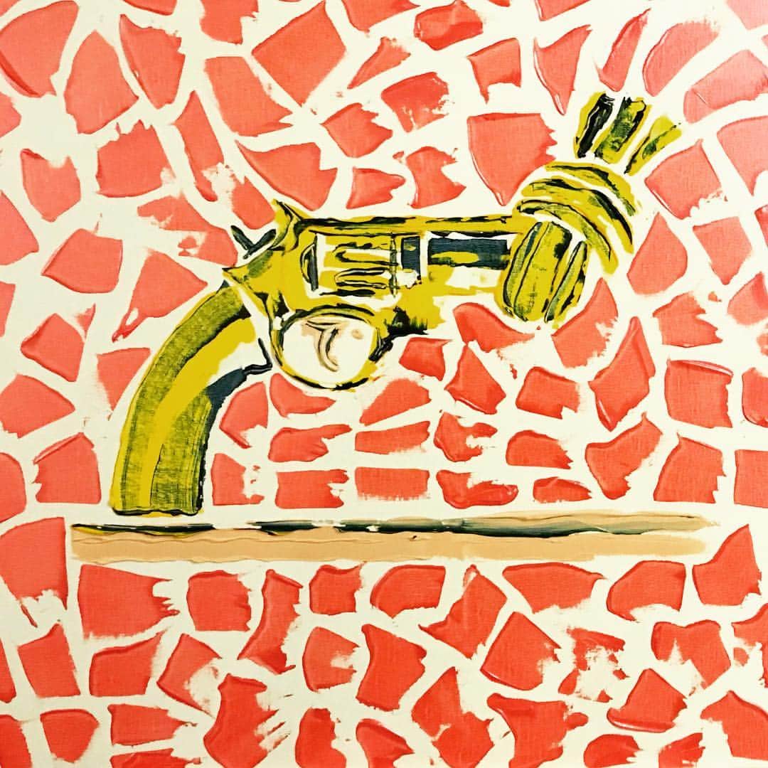 CASH（Carl Anders Sven Hultin）のインスタグラム：「My version of the famous “Knotted Gun” 🔫☮️🎨 spécial thanks to @weekday_stores x @nvpfoundation #bethechangeyouwanttosee #ipaintforfreedom」