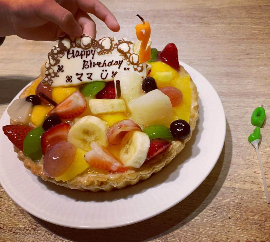 仲里依紗さんのインスタグラム写真 - (仲里依紗Instagram)「. 誕生日前日の夜 撮影終わって帰宅したら まさかの ヒーロー達からサプライズ 🦊👶🏻❤️❤️❤️✨🌈 . . 風船飾ってくれたり ケーキも💕💕💕🎂 . ケーキの9のロウソクが さす前に割れちゃうハプニングがあったみたいで、、🤣 2歳の誕生日になった〜🙌🏻😍 若返りありがとう😂💕 . . ウチのメンズ達最高だ😍🎉 あいしてるぞ❤️❤️❤️ @akiyoshi0630nakao」10月19日 17時17分 - riisa1018naka