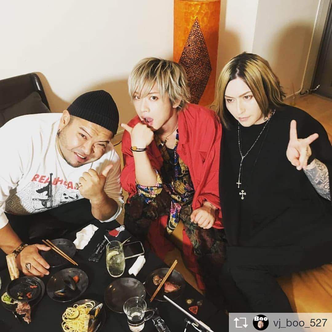 ヒロトさんのインスタグラム写真 - (ヒロトInstagram)「BarBooで飲ませて頂きました！ Booさんとはかれこれ10年近くなるのですが ようやく初絡み 節目節目で観てくれてたからこその言葉 嬉しかったなあ 一緒に面白いこと しましょう！！ 次はスナックBooでw #Boo さん #A9 #AliceNine  #ヒロト #虎 #BarBoo」10月19日 9時25分 - hiroto_a9