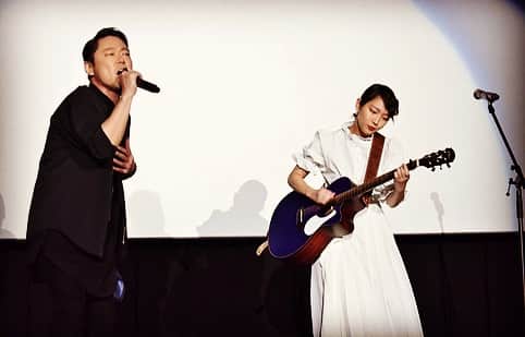 吉岡里帆さんのインスタグラム写真 - (吉岡里帆Instagram)「映画館でサプライズライブ。 声援を送って下さりありがとうございました！ 役として演奏した時より、皆さんの前で歌う方がずっと緊張しました。皆んなが劇場で立って見てくれてるあの光景は一生忘れません。  @ontako_kun」10月19日 9時37分 - riho_yoshioka