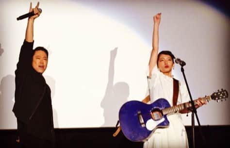 吉岡里帆さんのインスタグラム写真 - (吉岡里帆Instagram)「映画館でサプライズライブ。 声援を送って下さりありがとうございました！ 役として演奏した時より、皆さんの前で歌う方がずっと緊張しました。皆んなが劇場で立って見てくれてるあの光景は一生忘れません。  @ontako_kun」10月19日 9時37分 - riho_yoshioka