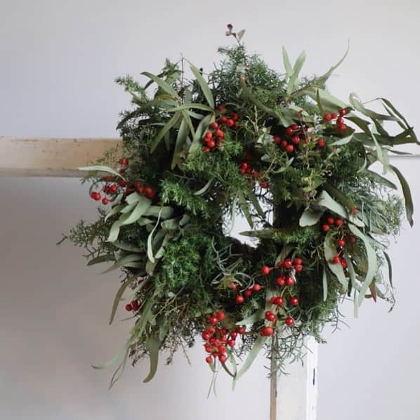ザ･コンランショップさんのインスタグラム写真 - (ザ･コンランショップInstagram)「《Workshop》クリスマスリース . 個性豊かな観葉植物とアンティーク雑貨の店cotoha（コトハ）から講師をお招きし、クリスマスリースのワークショップを開催します。  クリスマスの飾り付けに欠かせないリース。ワークショップでは、季節の草花を使って自分だけのオリジナルリースをお作りいただきます。瑞々しい植物で作った リースは、インテリアに豊かな彩りを添えてくれるだけでなく、お部屋を優しい 香りで満たしてくれます。また、ドライフラワーになっていく過程をお楽しみいた だけるのも魅力。完成したリースはお持ち帰りいただけますので、ぜひ、お部屋に 飾ってみてください。 . 開催日：11月3日（土）13:00~ / 15:30~ 店 舗：ザ・コンランショップ 京都店 定 員：各回8名様  参加費：¥5,000（税抜） . 参加ご希望の方は、ザ・コンランショップのホームページにあるリンク先よりお申し込みください。（ページ下 book an event） . 当日キャンセルの場合は、キャンセル料が発生します。あらかじめご了承ください。 . 写真はイメージです。 • • • #TheConranShop #conranshop #コンランショップ #christmas #クリスマス #クリスマスリース」10月19日 10時59分 - theconranshop.japan