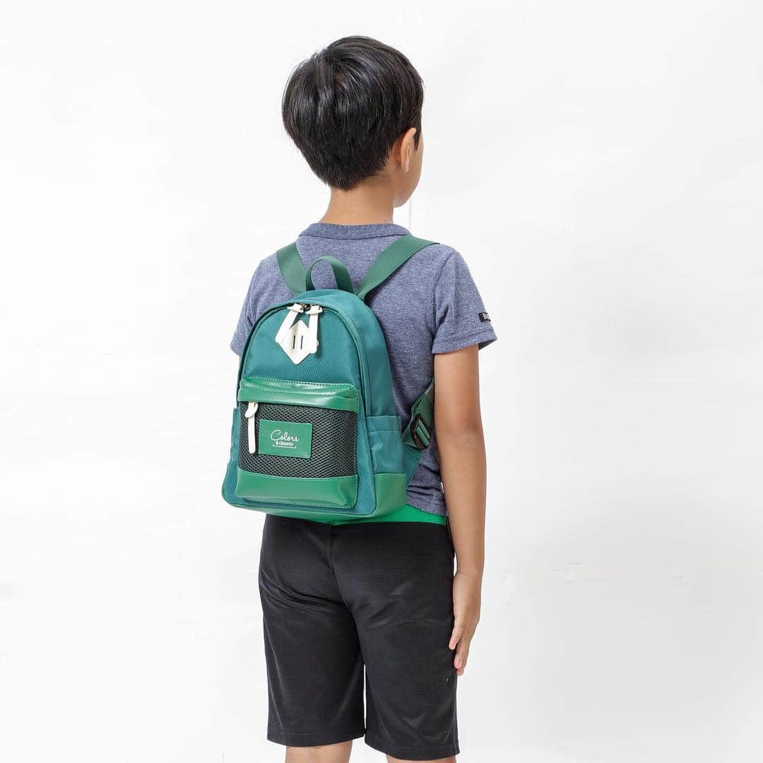 のインスタグラム：「3サイズカラフルリュックサック⭐️ ブルー中サイズ着用☝️ . 身長120センチの小学生の男の子には中サイズがぴったり✨ 習い事用におひとついかが？、 . #レジャーアンドシュエット で投稿してね👒☀️ . . #アンドシュエット #andchouette #シュエット #chouette  #andc #アンドシー #カラーズアンドシュエット #colorsandchouette  #surpriseprice #ファミリーバッグ  #ママバッグ #パパバッグ  #マザーズバッグ #ママコーデ  #通勤バッグ #通学バッグ #旅行バッグ #レジャー #おでかけ #レジャーバッグ #レジャーファッション #リュックサック #黒リュック #リンクコーデ #双子コーデ #親子コーデ  #親子リンクコーデ #親子ペアルック」