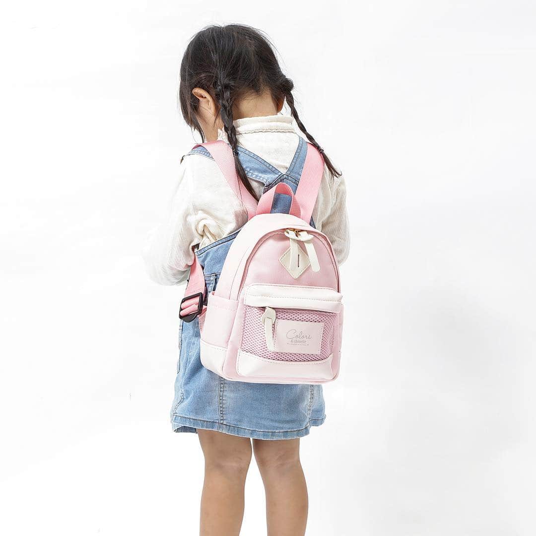 のインスタグラム：「3サイズカラフルリュックサック⭐️ ピンク小サイズ着用☝️ . 身長90センチの女の子には小サイズがぴったり✨ 自分で荷物を持ってお出かけしよう😍 . #レジャーアンドシュエット で投稿してね👒☀️ . . #アンドシュエット #andchouette #シュエット #chouette  #andc #アンドシー #カラーズアンドシュエット #colorsandchouette  #surpriseprice #ファミリーバッグ  #ママバッグ #パパバッグ  #マザーズバッグ #ママコーデ  #通勤バッグ #通学バッグ #旅行バッグ #レジャー #おでかけ #レジャーバッグ #レジャーファッション #リュックサック #黒リュック #リンクコーデ #双子コーデ #親子コーデ  #親子リンクコーデ #親子ペアルック」
