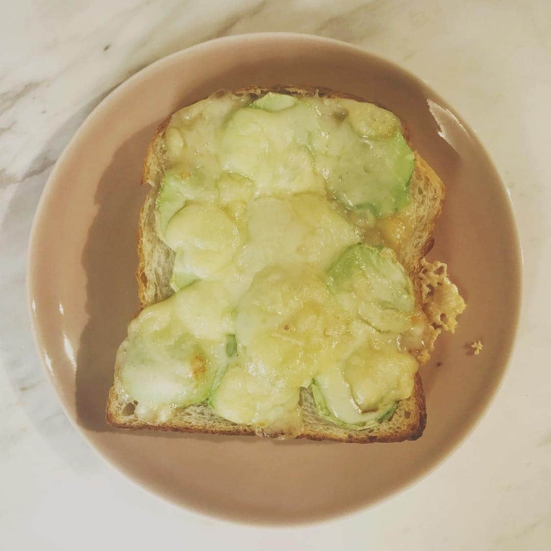 冷水 希三子さんのインスタグラム写真 - (冷水 希三子Instagram)「ブロッコリーの芯は、私は大好き。 捨てずに食べたい！ 芯を薄くスライスしてパンにのせ チーズをのせてトースト。 #ゼロハンガーレシピ#wfp」10月19日 11時42分 - kincocyan