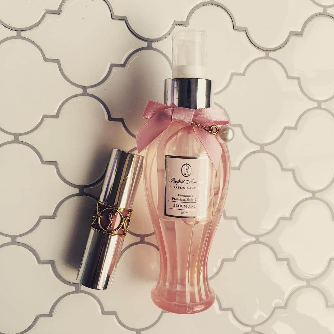 LOCARI（ロカリ）のインスタグラム：「【香りもツヤも♡秋はモテ髪作る「ヘアオイル」が欠かせない！】 乾燥が気になる今の時期。この秋は、パサつき髪を“うるツヤのモテ髪”にチェンジしませんか？サボンサボンの「フレグランス プレミアム ヘアオイル」なら、うるツヤ髪+ふわっと香るいい香りのモテ髪に♡  #locari #ロカリ #モテ髪 #beauty #cosme #hair #hairroil #サボンサボン #いい香り #fragrance # #コスメ好きさんと繋がりたい」
