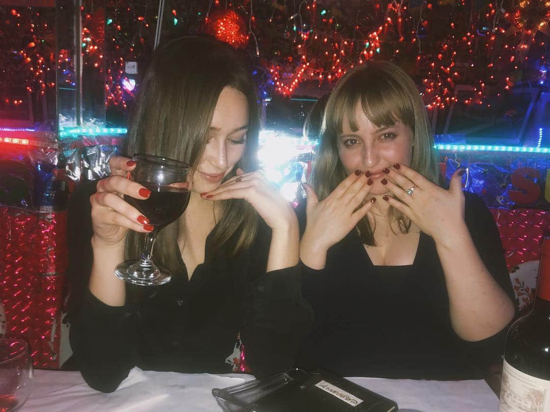 アリシア・デブナム・キャリーのインスタグラム：「✨🌶🌆」