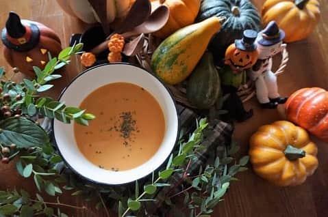 TABERU PLUS編集部さんのインスタグラム写真 - (TABERU PLUS編集部Instagram)「【#かぼちゃ嫌い のための #かぼちゃスープ 】 ハロウィンのシンボルであるかぼちゃ🎃 芋、栗、南瓜として秋の食材でも人気ですよね🍁 . 実はこのスープ… #なんちゃってかぼちゃスープ なんです☝️ . 見た目はかぼちゃスープ。 でも味はトマトとニンジンといった その名も、「なんちゃってかぼちゃスープ」 . ＊家族に#かぼちゃが苦手 な人がいる ＊自宅に#コーンスープ と #野菜ジュース がある ＊どんな味か気になる という方はぜひ試してみてはいかがでしょうか？✨ . ちょっとしたサプライズにもなって 楽しいかもしれませんね😳 . ▶︎ @taberuplus サイトより「かぼちゃ」で検索！🔍 . 【writer: @kashiwaka 】 野菜嫌いで食いしん坊な娘の幼児食＆健康オタクな夫の晩酌ごはん作りに奮闘中の専業主婦。 栄養バランスと季節感を大切にしたごはん作りを心がけています。 . . #ハロウィン #かぼちゃスープ #アレンジ #簡単 #レシピ #サプライズ #ホームパーティ #スープ #おうちごはん #インテリア #アレンジごはん #秋の味覚」10月19日 12時52分 - taberuplus