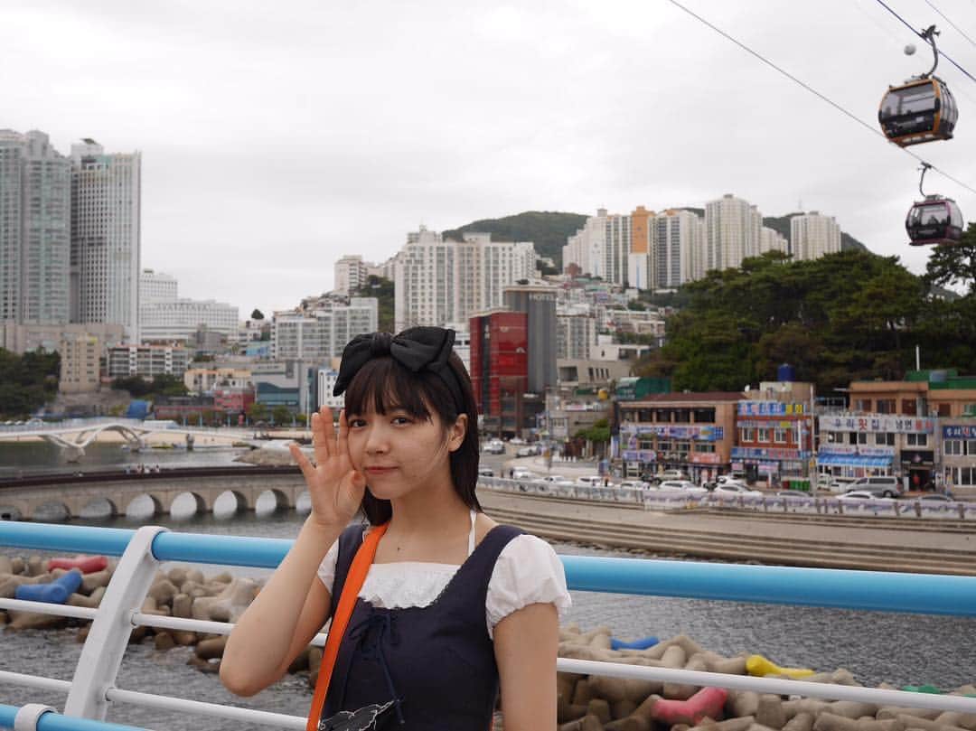 中山莉子さんのインスタグラム写真 - (中山莉子Instagram)「→ ㅤㅤㅤ お昼に更新ですこんにちは🌤 ㅤㅤㅤ 韓国旅写真これでラスト〜！ㅤㅤㅤ ㅤㅤㅤ ㅤㅤㅤ 1枚目、映えスポットであろう写真ㅤㅤㅤ 2枚目、ここはどこですか？って写真ㅤㅤㅤ 3枚目、なんだか楽しそうだったボートの写真 4枚目、チョコアイス食べてますって写真ㅤㅤㅤ 5枚目、これ旅に絶対必要だよねって写真ㅤㅤㅤ 6枚目、釜山でアワビ粥とか海鮮とかすっごいヘルシーな食べ物食べてたけどやっと求めてた韓国料理食べれた！って写真 7枚目は、、、、、、なんか写真！笑ㅤㅤㅤ ㅤㅤㅤ ㅤㅤㅤ 以上解説付き韓国旅行写真でした💁‍♀️ ㅤㅤㅤ ㅤㅤㅤ #韓国ㅤㅤㅤ ㅤㅤㅤ」10月19日 13時47分 - nakayama_riko_official
