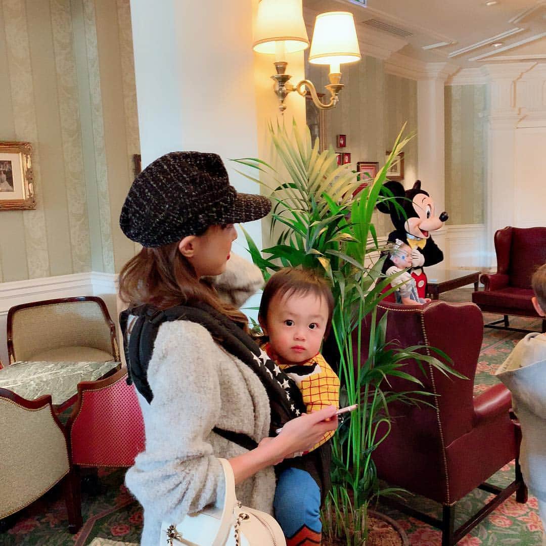 川崎希さんのインスタグラム写真 - (川崎希Instagram)「パリのディズニーランドホテルではホテルの中にキャラクターがよくいてくれてチェックアウトしようとしたら ミッキー🇫🇷💓💓💓 全然並ばずに写真撮れた🌟🌟🌟 #ディズニーランドホテル #mickeymouse」10月19日 14時22分 - kawasakinozomi