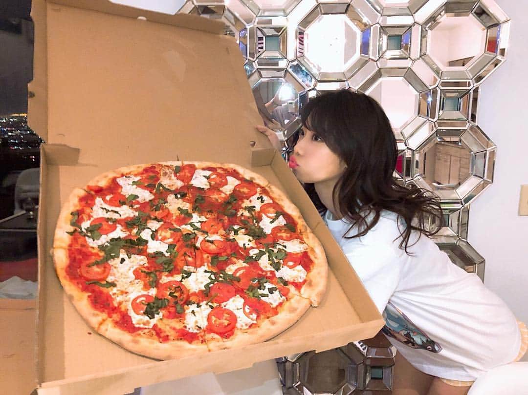 鈴木ふみ奈さんのインスタグラム写真 - (鈴木ふみ奈Instagram)「こんなに大きなピザ食べました🍕🌈笑  #pizza  #LA#losangeles #ピザ #大きい #笑」10月19日 14時44分 - fuminasuzuki