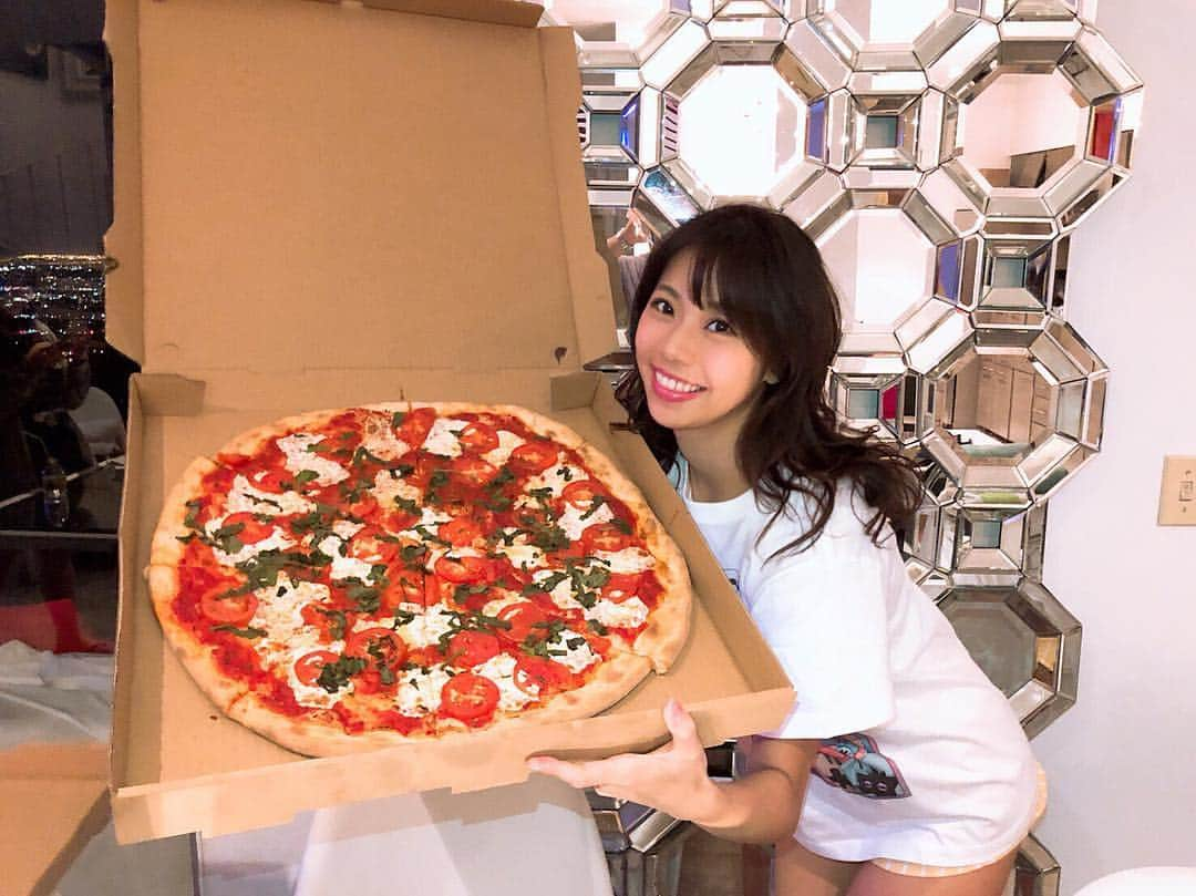 鈴木ふみ奈さんのインスタグラム写真 - (鈴木ふみ奈Instagram)「こんなに大きなピザ食べました🍕🌈笑  #pizza  #LA#losangeles #ピザ #大きい #笑」10月19日 14時44分 - fuminasuzuki