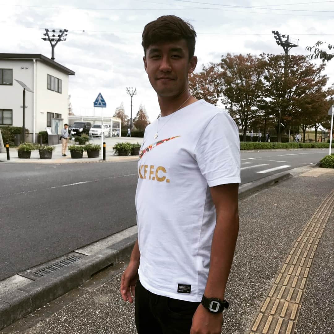 BELLMARE_styleのインスタグラム：「いよいよ明日10月20日（土）より、クラブ創立50周年記念モデル「G-SHOCK×SHONAN BELLMARE」が限定数で販売されます⌚️🙌 着用しているのは秋野選手⚽️ 幅広いシーンやスタイルで活躍すること間違いなし‼️ ぜひ楽しみにお待ちください😆✋️ #bellmare #GSHOCK #コラボ #湘南ベルマーレ #ベルマーレのある生活」
