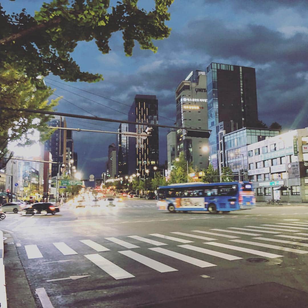 KiYOさんのインスタグラム写真 - (KiYOInstagram)「寒波が来たので寒いんですよソウル🤧 A cold wave hit in Seoul, so it's cold for a few days >< . 韓国の大手モデルエージェンシー／芸能プロダクション『power M』で、ずっとマネジメント指揮を執られてた최さんと再会。 I met Mr. Choi, is ex-management director of "power M" the one of the greatest models and entertainment agency in Korea, for the first time in several years. . 何年ぶりやろ…？お時間頂き恐縮でした😵 I appreciate his taking the time for me😵 . . 今回は別の、あまり気乗りしない理由で来てたんですけど、 Actually, I'm in here on another work that has a little appeal for me, but . 최さんから色々お話を聞いてるうちに、来て良かったと手のひらくるり(*´ω｀*)笑 listening to his valuable story about a real show business in Korea, my stay became so meaningful tihing Lol . 何か新しい事に挑むべきか悩もうとすると、いつも必ず道を標して下さる方がいて， When I was think about challenging myself to new things, someone always appears and tells me the right way. . 結果悩む機会自体が無くなるという…。 And I lost chances to have dilemmas eventually😅 . . 今の自分の環境には感謝という他ないです。 自分、沢山の人に生かされてます😑 I cannot thank my current environment enough. Everyone let me live >< . すべてに感謝して、逡巡する事なく前に進もうと思います😌 I throw any hesitations away, and move on with a grateful heart for everything :) . . でも今から一旦帰国！（＞＜；） 夜から大阪でも楽しみな再会が😆 However I'm gonna return once to Osaka to meet person from back in the day there. . #감사합니다！ . #kiyonomo .」10月19日 15時09分 - kiyonomo