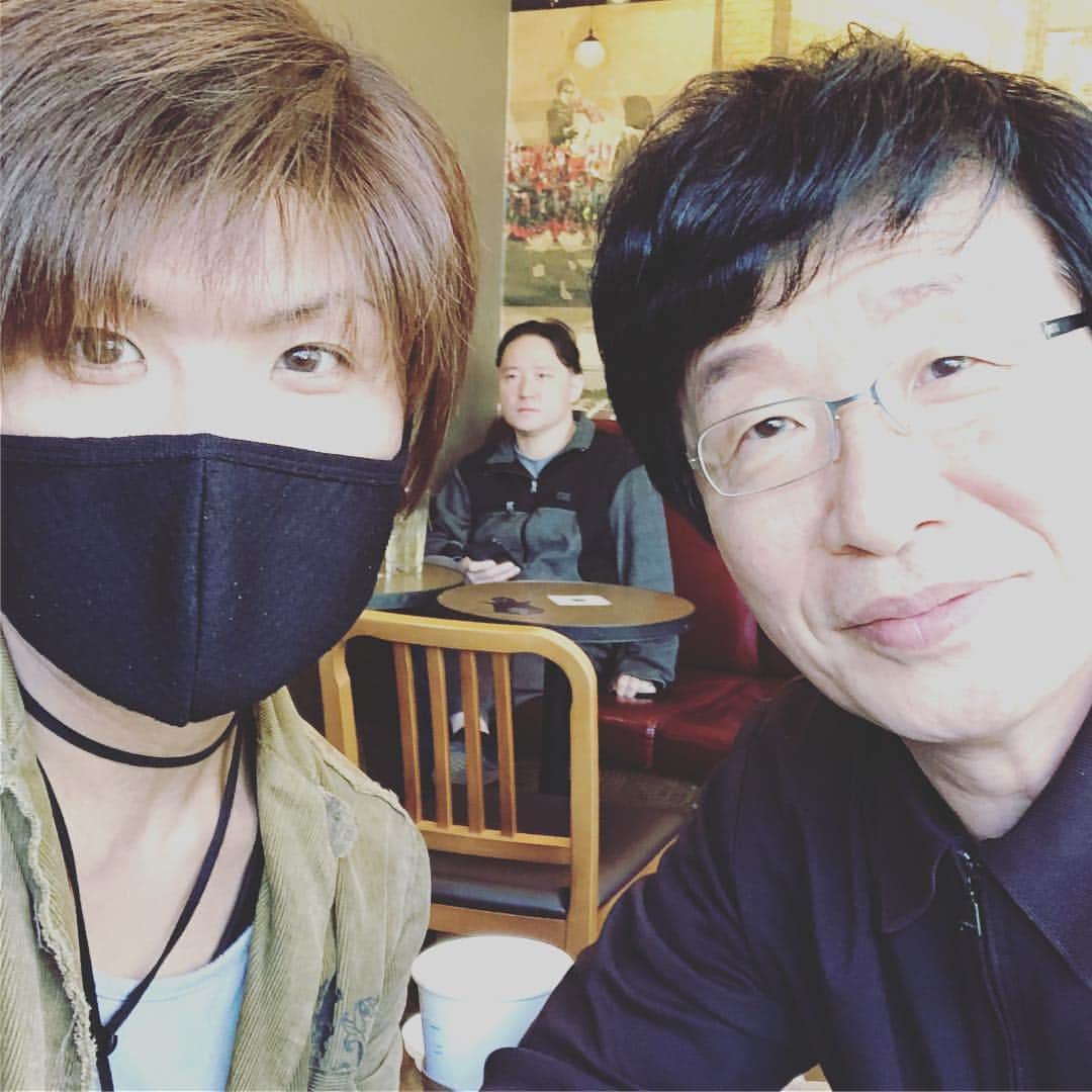 KiYOさんのインスタグラム写真 - (KiYOInstagram)「寒波が来たので寒いんですよソウル🤧 A cold wave hit in Seoul, so it's cold for a few days >< . 韓国の大手モデルエージェンシー／芸能プロダクション『power M』で、ずっとマネジメント指揮を執られてた최さんと再会。 I met Mr. Choi, is ex-management director of "power M" the one of the greatest models and entertainment agency in Korea, for the first time in several years. . 何年ぶりやろ…？お時間頂き恐縮でした😵 I appreciate his taking the time for me😵 . . 今回は別の、あまり気乗りしない理由で来てたんですけど、 Actually, I'm in here on another work that has a little appeal for me, but . 최さんから色々お話を聞いてるうちに、来て良かったと手のひらくるり(*´ω｀*)笑 listening to his valuable story about a real show business in Korea, my stay became so meaningful tihing Lol . 何か新しい事に挑むべきか悩もうとすると、いつも必ず道を標して下さる方がいて， When I was think about challenging myself to new things, someone always appears and tells me the right way. . 結果悩む機会自体が無くなるという…。 And I lost chances to have dilemmas eventually😅 . . 今の自分の環境には感謝という他ないです。 自分、沢山の人に生かされてます😑 I cannot thank my current environment enough. Everyone let me live >< . すべてに感謝して、逡巡する事なく前に進もうと思います😌 I throw any hesitations away, and move on with a grateful heart for everything :) . . でも今から一旦帰国！（＞＜；） 夜から大阪でも楽しみな再会が😆 However I'm gonna return once to Osaka to meet person from back in the day there. . #감사합니다！ . #kiyonomo .」10月19日 15時09分 - kiyonomo