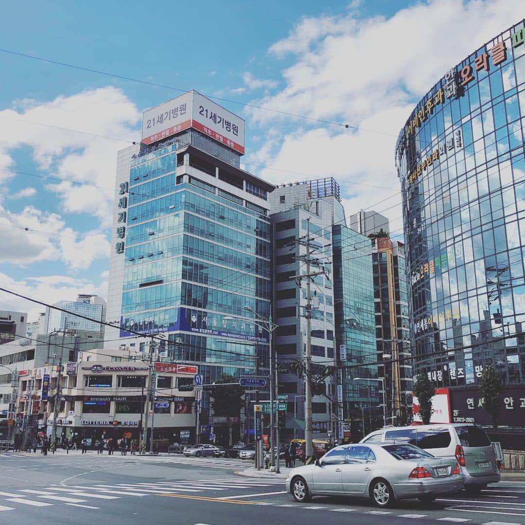 KiYOのインスタグラム：「寒波が来たので寒いんですよソウル🤧 A cold wave hit in Seoul, so it's cold for a few days >< . 韓国の大手モデルエージェンシー／芸能プロダクション『power M』で、ずっとマネジメント指揮を執られてた최さんと再会。 I met Mr. Choi, is ex-management director of "power M" the one of the greatest models and entertainment agency in Korea, for the first time in several years. . 何年ぶりやろ…？お時間頂き恐縮でした😵 I appreciate his taking the time for me😵 . . 今回は別の、あまり気乗りしない理由で来てたんですけど、 Actually, I'm in here on another work that has a little appeal for me, but . 최さんから色々お話を聞いてるうちに、来て良かったと手のひらくるり(*´ω｀*)笑 listening to his valuable story about a real show business in Korea, my stay became so meaningful tihing Lol . 何か新しい事に挑むべきか悩もうとすると、いつも必ず道を標して下さる方がいて， When I was think about challenging myself to new things, someone always appears and tells me the right way. . 結果悩む機会自体が無くなるという…。 And I lost chances to have dilemmas eventually😅 . . 今の自分の環境には感謝という他ないです。 自分、沢山の人に生かされてます😑 I cannot thank my current environment enough. Everyone let me live >< . すべてに感謝して、逡巡する事なく前に進もうと思います😌 I throw any hesitations away, and move on with a grateful heart for everything :) . . でも今から一旦帰国！（＞＜；） 夜から大阪でも楽しみな再会が😆 However I'm gonna return once to Osaka to meet person from back in the day there. . #감사합니다！ . #kiyonomo .」