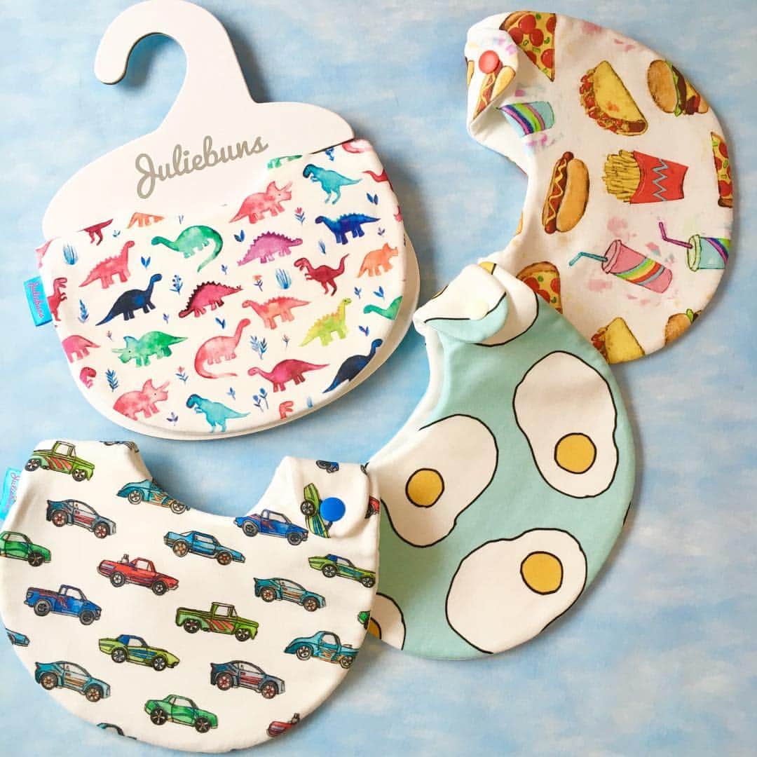 blossom39_officialのインスタグラム：「人気のジュリーバンズに、可愛い”恐竜柄”が仲間入りしました！ オーガニックコットンを使用した生地はとっても肌触りが良く、1つ1つ丁寧に手作りされています。 他には無い色合いやおしゃれな柄で、スタッフからも大人気♡ 男の子も女の子も使えそうな色合いの”恐竜柄”、ぜひチェックしてください(^^) ▶︎詳しくはプロフィールのHPよりご覧いただけます。 #juliebuns#ジュリーバンズ#ビブ#スタイ#よだれかけ#madeinjapan#日本製#出産祝い #出産祝いギフト#恐竜柄#赤ちゃん小物#blossom39#ブロッサム39」